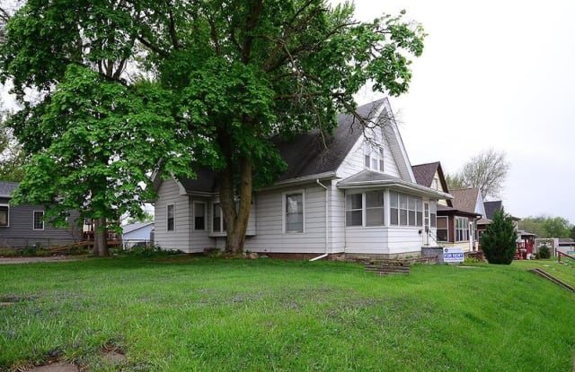6407 Maple St - 6407 Maple Street, Omaha, NE 68104