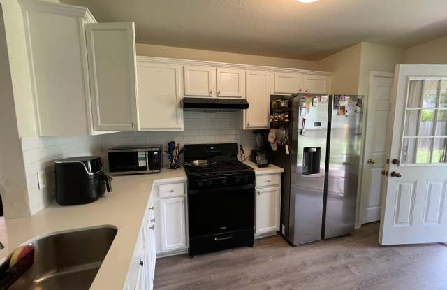 Room in 3 Bedroom Home in Leander Gallery 4