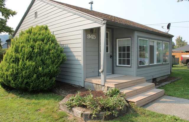 3 Bedroom, 1.5 Bathroom House! Available now! - 945 Fidalgo Street, Sedro-Woolley, WA 98284
