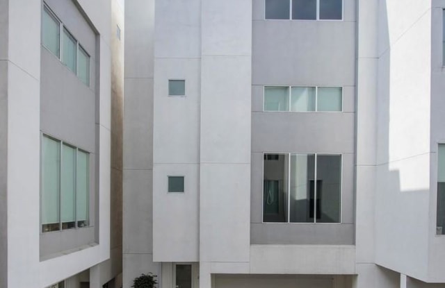 2425 W Main St Apt B - 2425 West Main Street, Houston, TX 77098