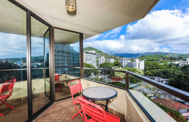 Conveniently Located, Spacious 2/2/2 Unit in Luxury Building Gallery 3