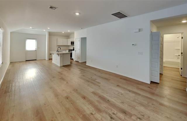 Brand New Luxurious and Spacious 3 Bedroom 2 Bathroom Yukon Public Schools Gallery 4