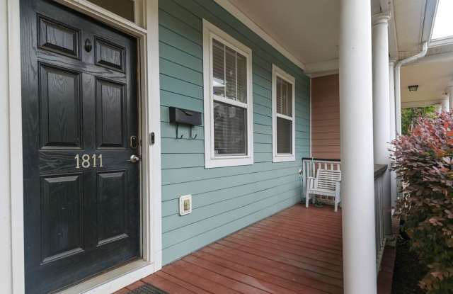 3 bedoom, 2 bath home w/ 2 car garage close to USC! Gallery 4