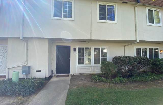 3 Bedroom 1.5 Bath Townhome Near River Access - 8879 Salmon Falls Drive, La Riviera, CA 95826