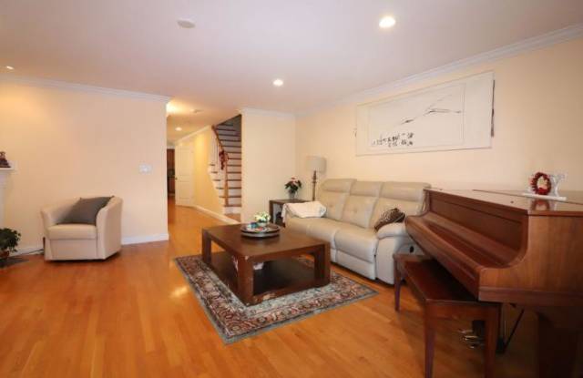25 Agassiz Ave. Gallery 2