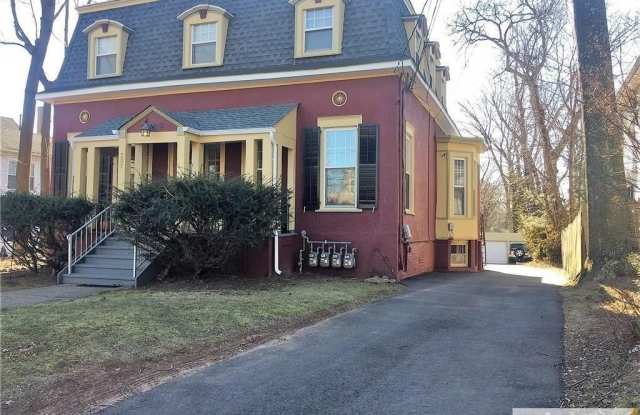 207 Woodbridge Avenue Gallery 1