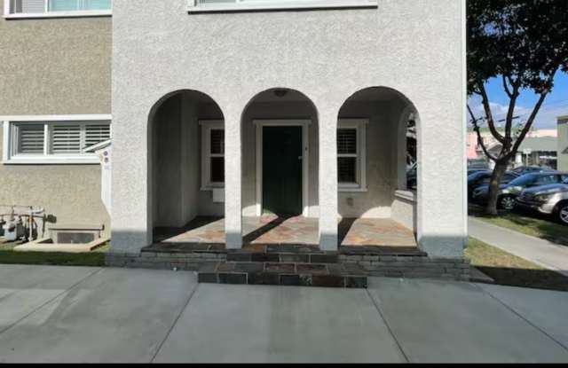 Charming 2-Bedroom, 2-Bathroom Rental Near the Beach All Utilities Included! Gallery 3