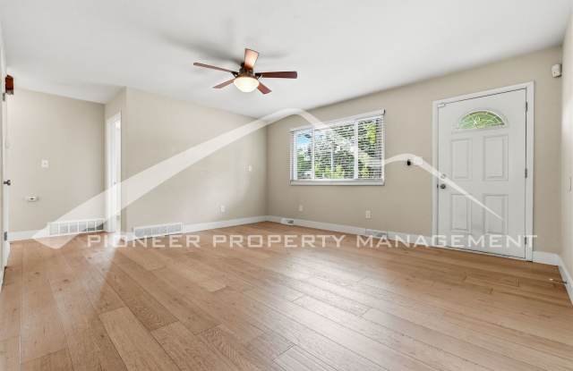 Spacious Duplex with Central AC and Total of 3 Garage Parking Spaces! Gallery 4