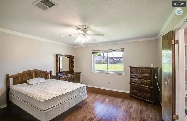 Room in 3 Bedroom Home at Magic Hill Dr Gallery 3