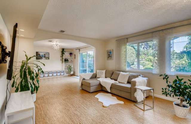 Gorgeous 3 Bed, 2 Bath Spacious House! Gallery 3