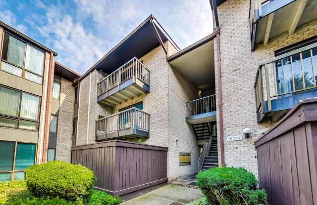 BEAUTIFUL RENOVATION! Spacious and Bright 2Bedroom/2Bath + Den - Corner Unit! Gallery 1