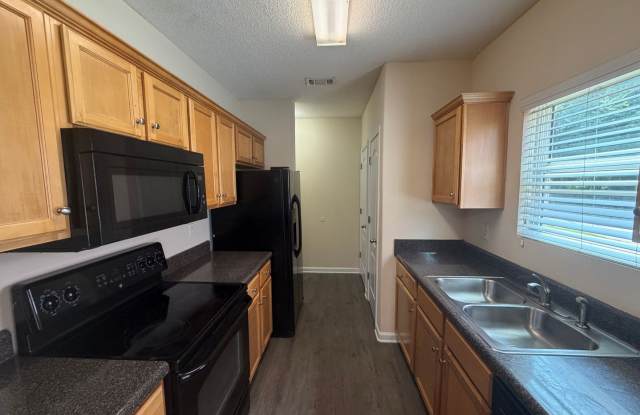 ROOMMATE MATCHING ONLY! LEASING FOR AUGUST 1 2027! FENCED IN YARD! Gallery 4