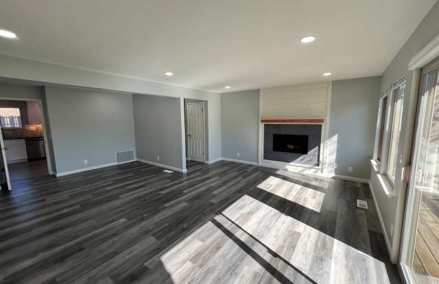 STUNNING FULLY RENOVATED THREE BEDROOM TOWNHOUSE Gallery 4