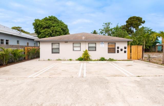 1009 9th Street unit: 3 photos photos