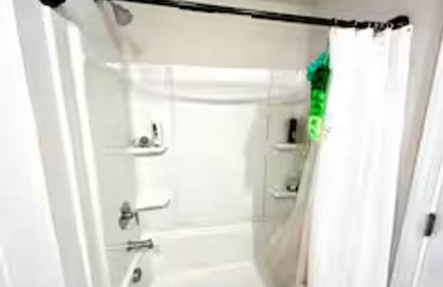 Room in 4 Bedroom Home at Arbor Vista Dr Gallery 4