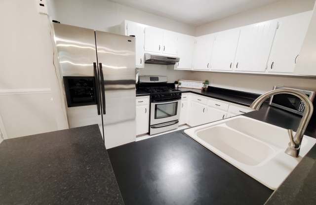 Room in 6 Bedroom Home at Henslowe Dr Gallery 3