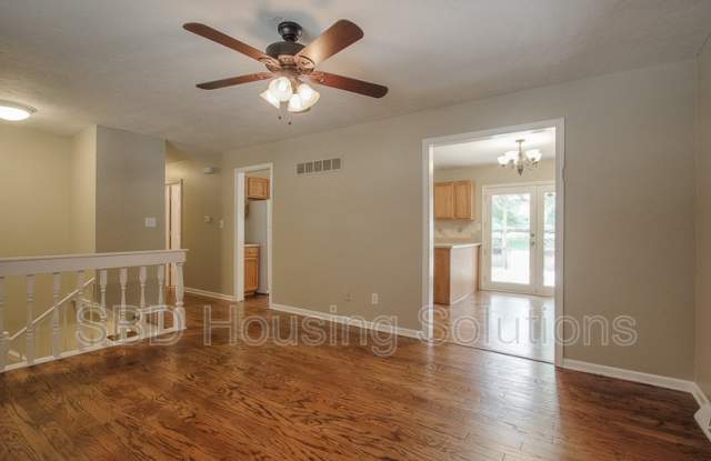 200 SE Crestwood Dr Gallery 2