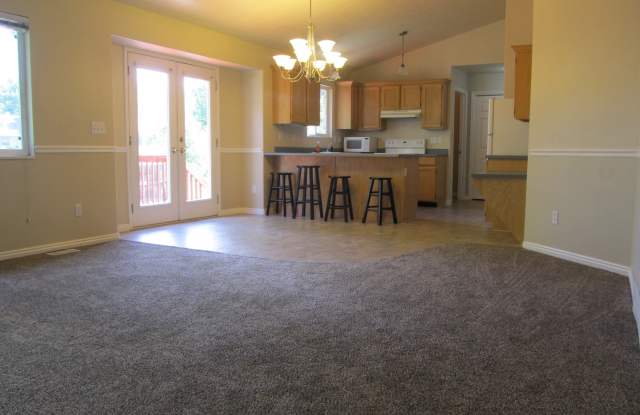 Pet Friendly - Nice 6 bed 2 bath home Gallery 4