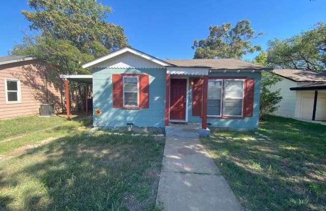 Come see this 2 bed, 1 bathroom spacious house close to Texas Tech! photos photos