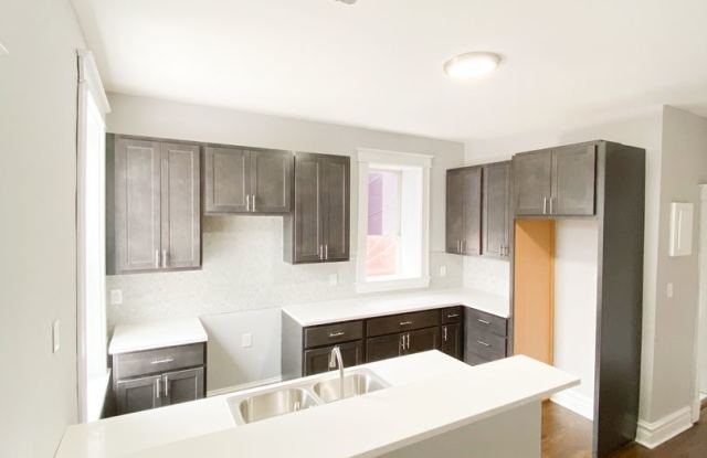 Steps from Cherokee, Gorgeous 1 bed/1 bath with bonus room! Hardwood floors! Central A/C! Quartz counter tops! Stainless appliances! photos photos