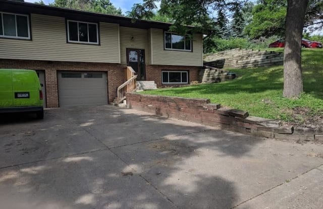 595 Sandhurst Drive W - 595 Sandhurst Drive West, Roseville, MN 55113