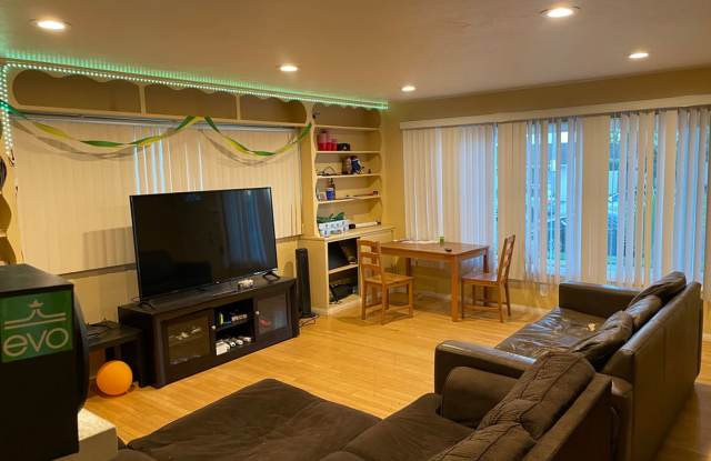 Recently Remodeled 6 BD/3 BA on Dorothy Drive! Gallery 4