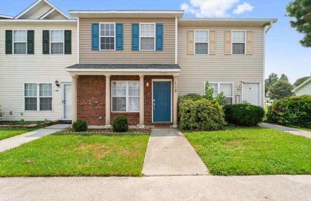 2BR/2.5 Bath Townhome Minutes to Camp Lejuene - 109 Timberlake Trail, Jacksonville, NC 28546