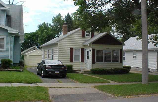 1028 E Hazel St photos photos