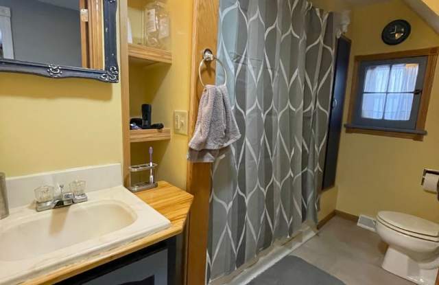 Now renting for school year 2024! Three Bedroom Near Viterbo - 940 Johnson Street, La Crosse, WI 54601