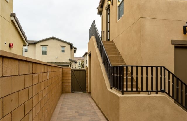 19 victory road - 19 Victory Rd, Tustin, CA 92782
