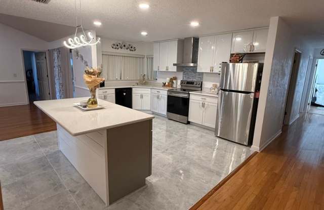 Immaculate and Newly Remodeled 4 bed 2 bath in Pine Lakes Gallery 4