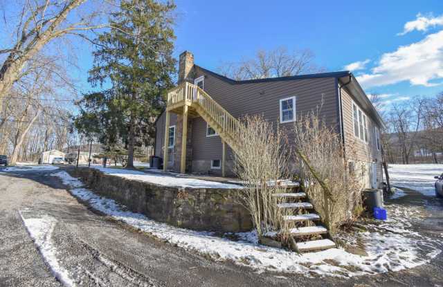 Studio Apartment in Mill Hall Close to Greenhouse! Gallery 3