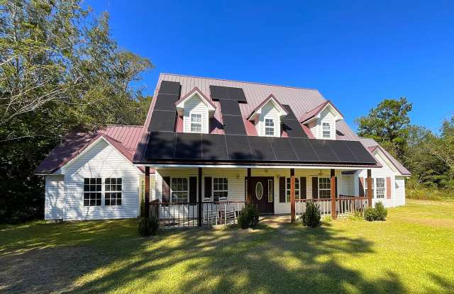 Beautiful 4/2 in Marianna with 2-Car Garage Gallery 1