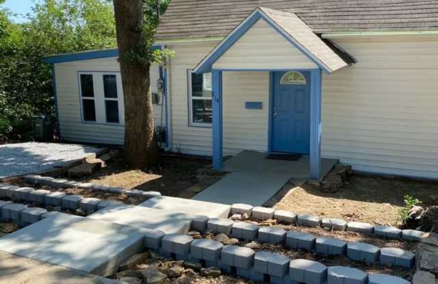 3 Bed / 1 Bath House within walking distance of University of Arkansas - Available June 1st! - 814 North Storer Avenue, Fayetteville, AR 72701