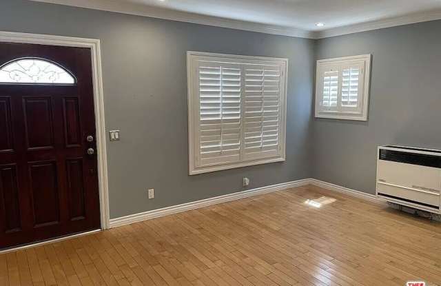 713 W 49th Pl Gallery 2
