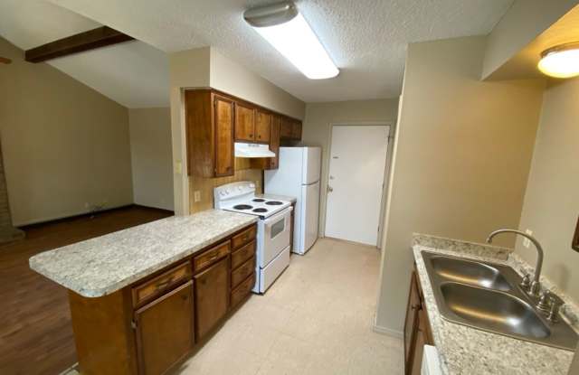 SPACIOUS & CUTE 2 bedroom 2 bath townhouse off Sunset Dr COMING SOON! Gallery 4