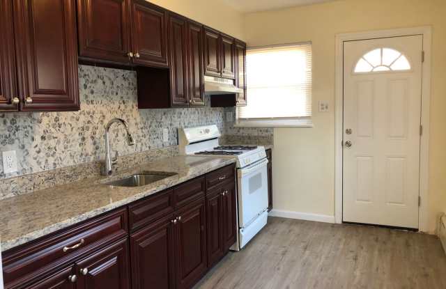Great 3 Bedroom, 1 1/2 Bath Home! New Kitchen! Spacious Living Area! Fenced Yard! photos photos