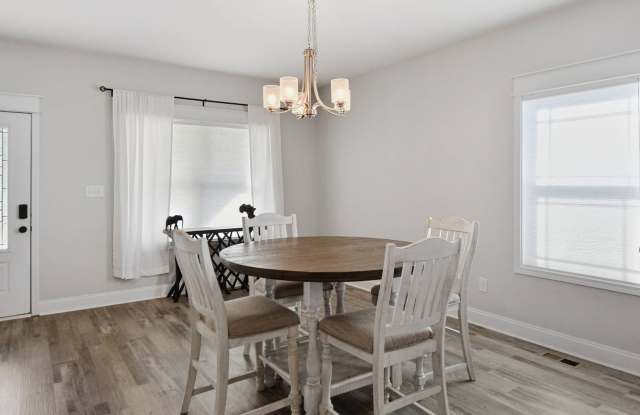 Like New Three Bedroom! Gallery 4