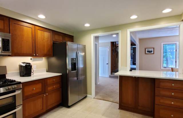 Furnished Off-Season Only 4 Bedrooms in Beulah Gallery 3