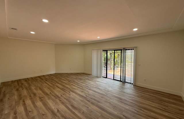 Brand New Remodel (2026)!! 5 Bedroom 2 Bathroom Home Near Campus photos photos