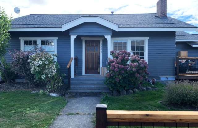 3 Bed, 2 Bath House Minutes from Downtown Bellingham! photos photos