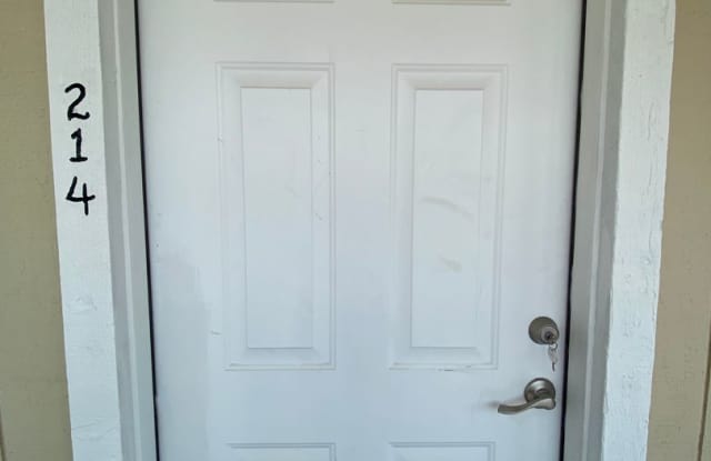 Nice 2 bed/1 bath apartment- all utilities included Gallery 3