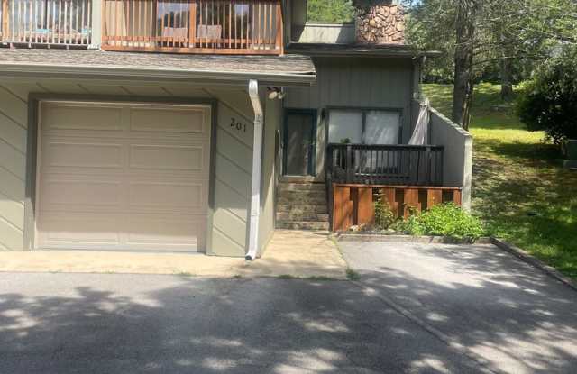 Knoxville 37918 - 2 bedroom, 2.5 bath Townhome - Contact Lisa Vineyard & Shannon Russell (865) 216-9334 photos photos