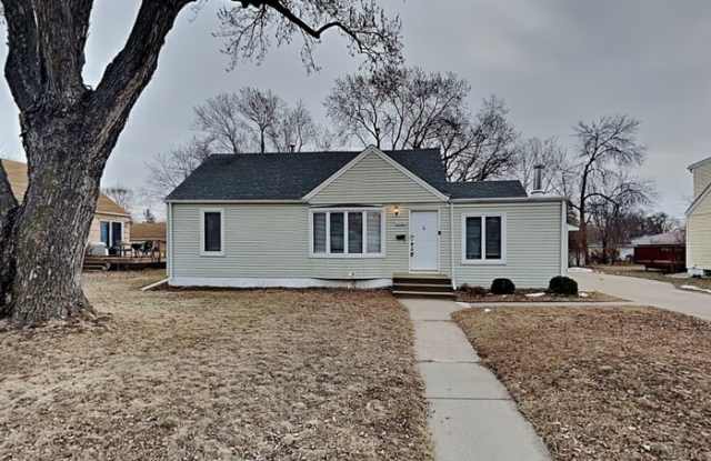 6536 Chowen Avenue North - 6536 Chowen Avenue North, Brooklyn Center, MN 55429