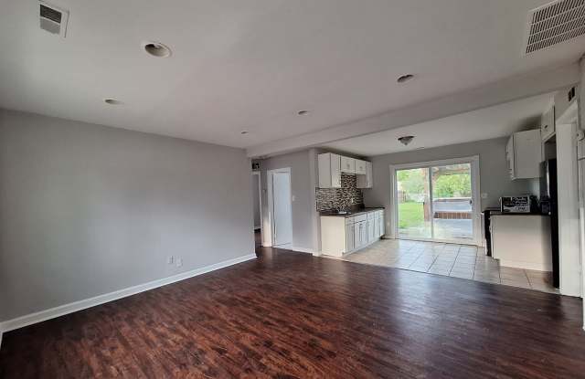 Ready to be your next home!  Three bedroom ranch is beautiful Roseville photos photos
