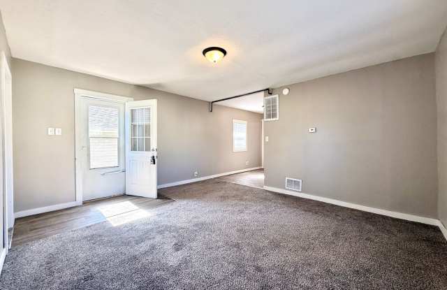 Lake Manawa Neighborhood | 1 Bed + Bonus Room & Garage Gallery 3