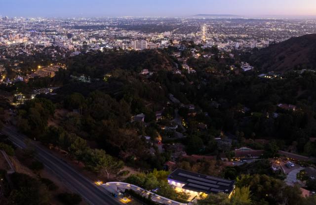 7080 Mulholland Dr Gallery 4