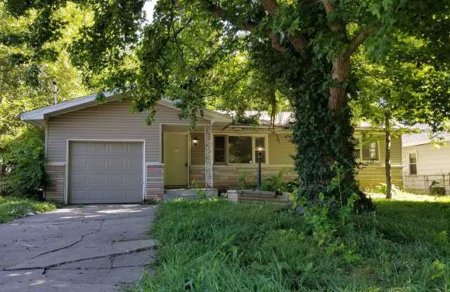 Amazing spacious 2 bedroom 1 bath home with a 1 car garage - 2817 West Nichols Street, Springfield, MO 65802