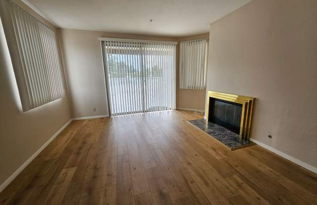 2 BD/2BA Condo in the La Mesa Village - 4701 Date Avenue, La Mesa, CA 91942