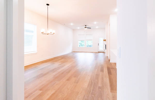 1823 East Fiji Street Gallery 3